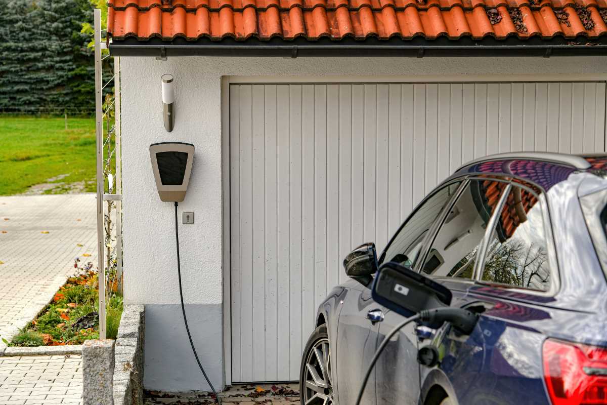 Electric vs Hybrid: Smart Home Charging for Eco-Friendly Cars